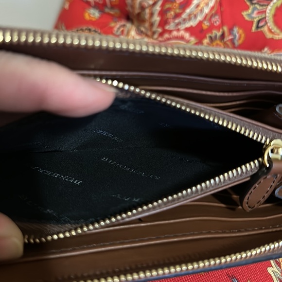 Burberry wallet. Like new condition. - Picture 4 of 6